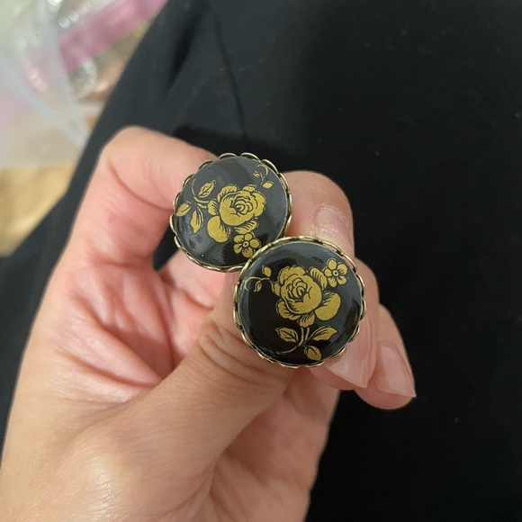 Vintage Jewelry - Vintage 1950s screw back Black and Gold Floral Earrings